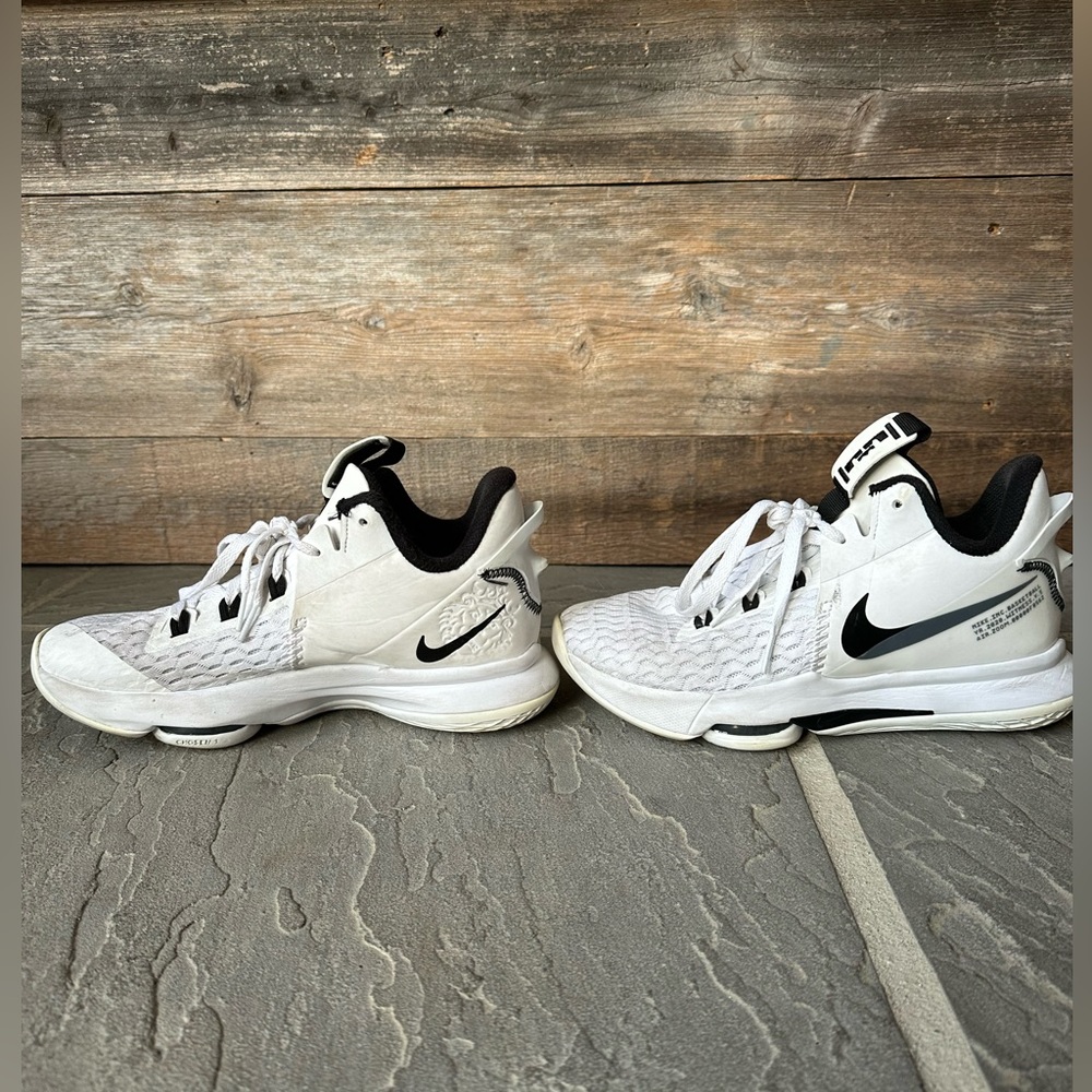 Nike LeBron Witness 5 White Black men’s size 7